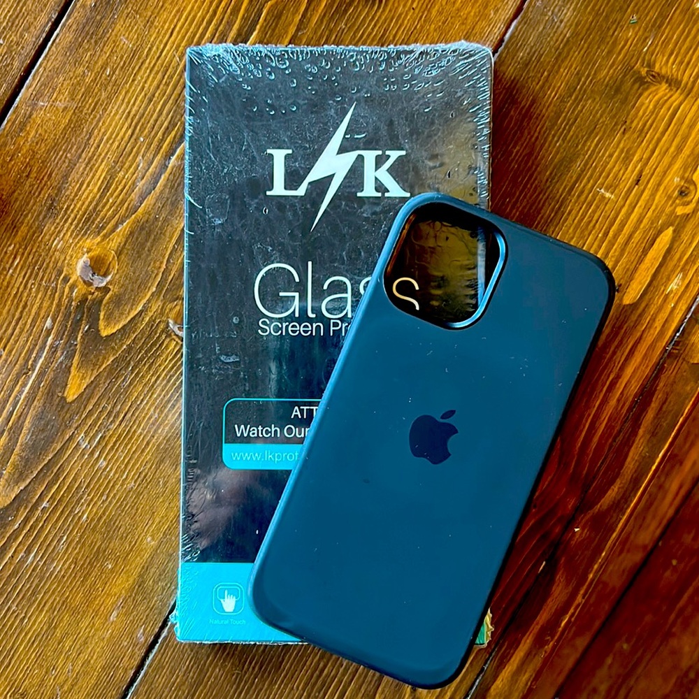 iPhone 12 magnetic phone case with 2 privacy screen protectors
